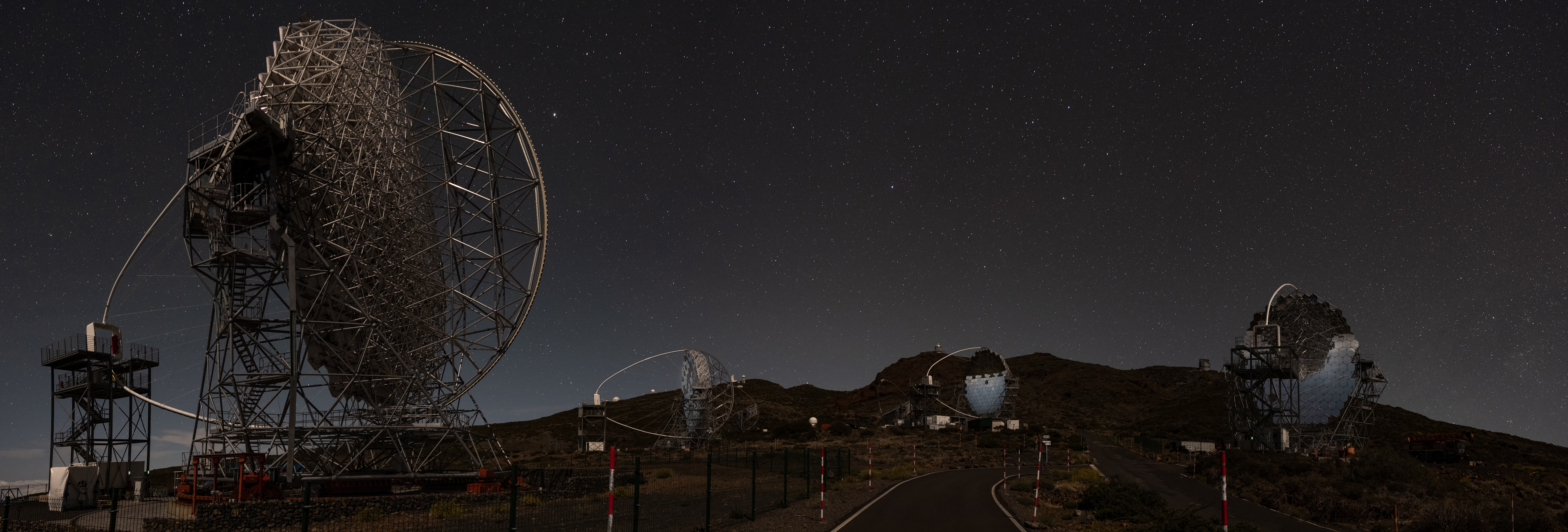 Imagen nocturna de los 4 LST en el Observatorio del Roque de los Muchachos