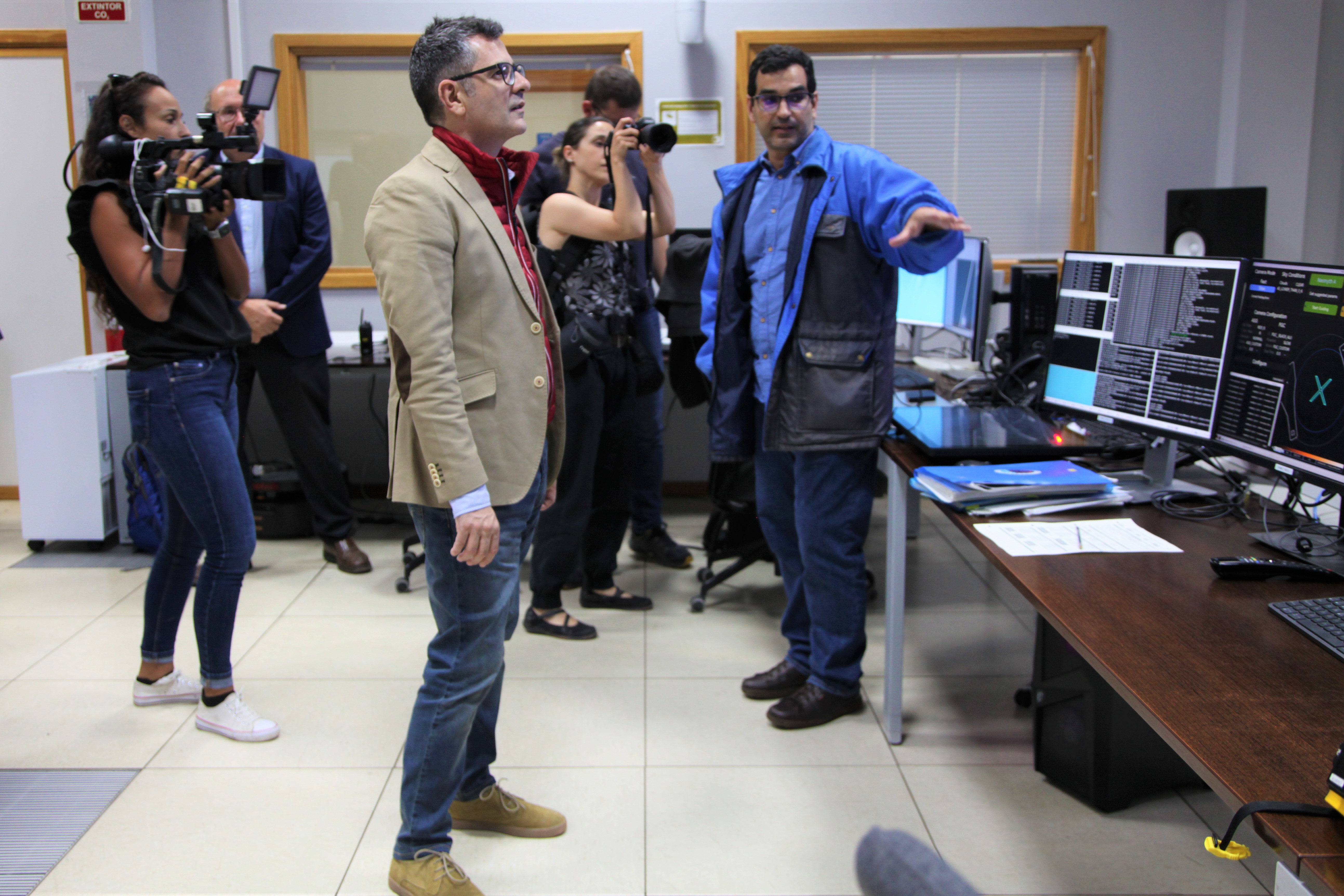 El ministro Bolaños en la sala de control de Grantecan