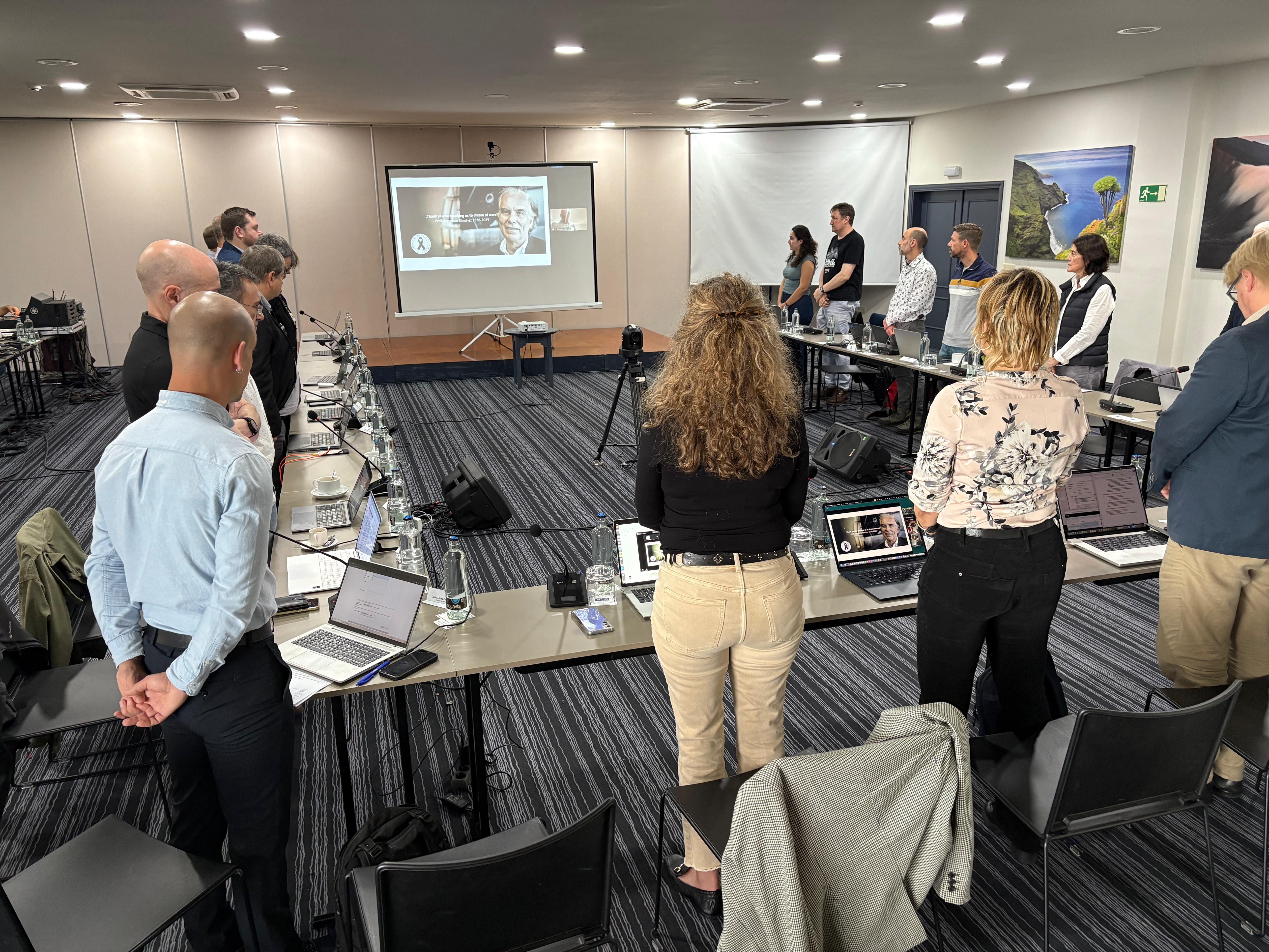 Momento del minuto de silencio en memoria Francisco Sánchez, fundador del IAC, fallecido recientemente.