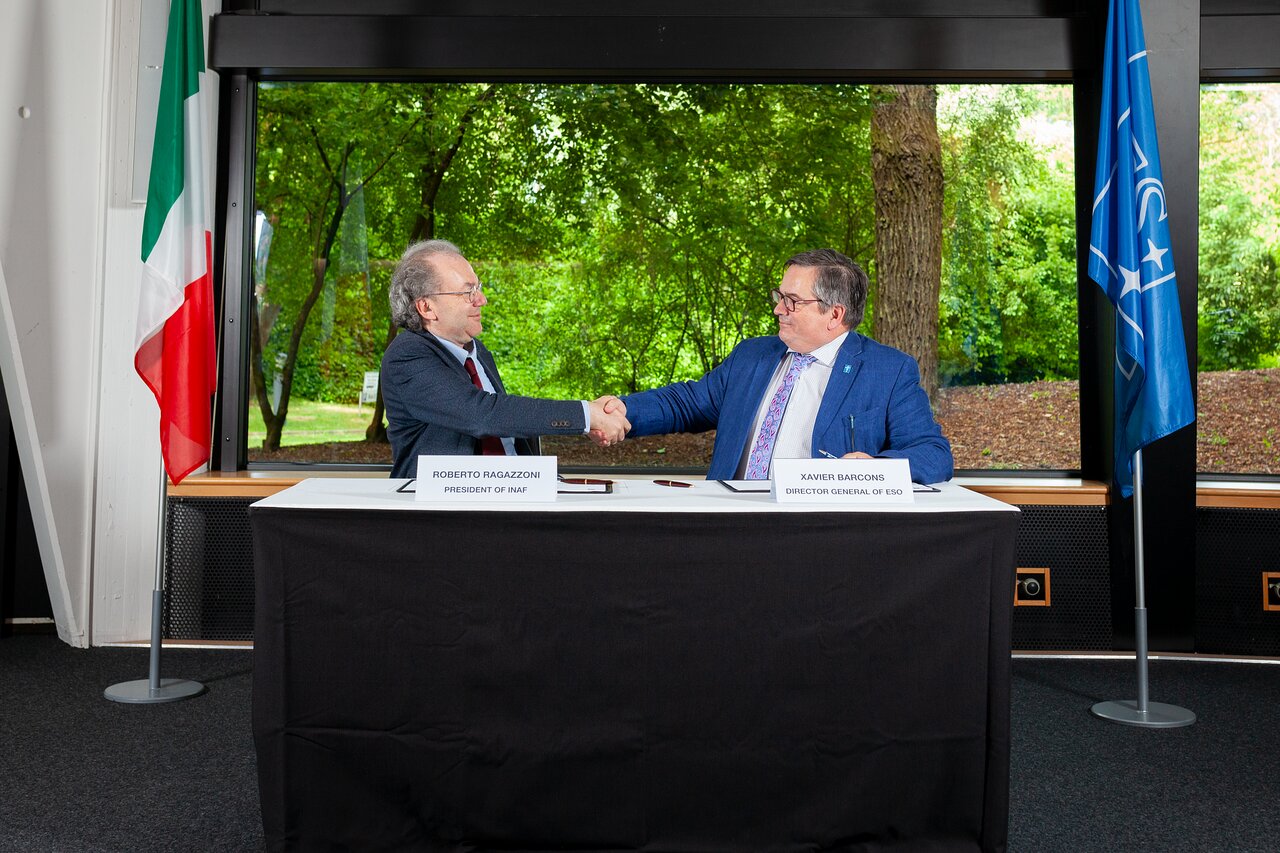 El presidente de INAF, Roberto Ragazzoni y el presidente de ESo, Xavier Barcons, en la firma del acuerdo.