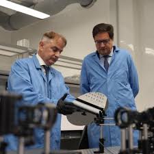 José Manuel Rodríguez Ramos durante una sesión de trabajo en el laboratorio, junto a otro miembro del equipo.