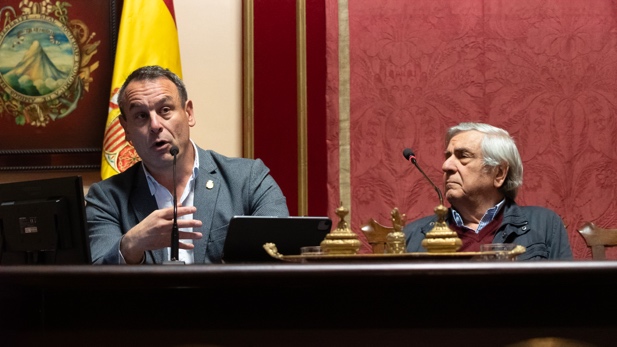 Jorge Martin Camalich, investigardor del IAC y coordinador de estas charlas junto a Leandro trujillo miembro de la RSEAPT.