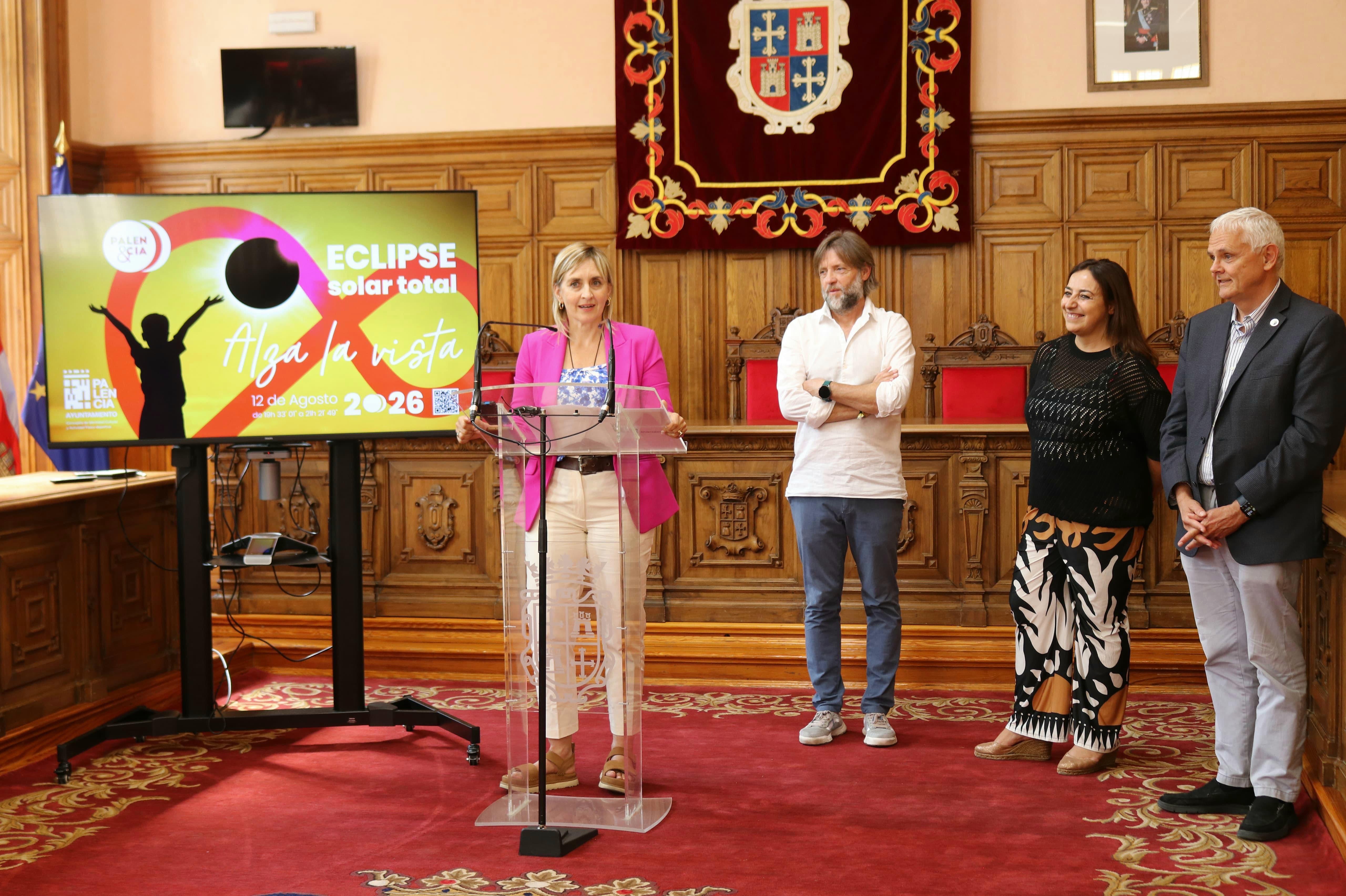 Rueda de prensa de presentación del programa divulgativo NATE sobre el eclipse de agosto en el Salón de Plenos del Ayuntamiento de Palencia.