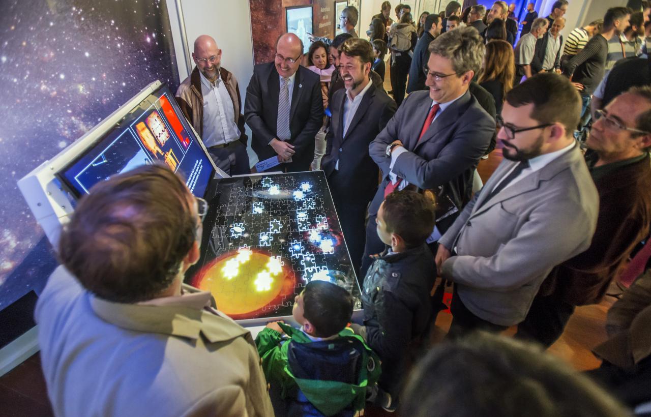 The Director of the IAC, Rafael Rebolo, the President of the Cabildo of Tenerife, Carlos Alonso, the director of the ACIISI, Juan Ruiz Alzola, and the Director General of Culture of the Canarian Government, Xerach Gutiérrez Ortega, with the Curators of the "Lights of the Universe" Exhibition, together with members of the public in the module "Scientific Highlights of the IAC".