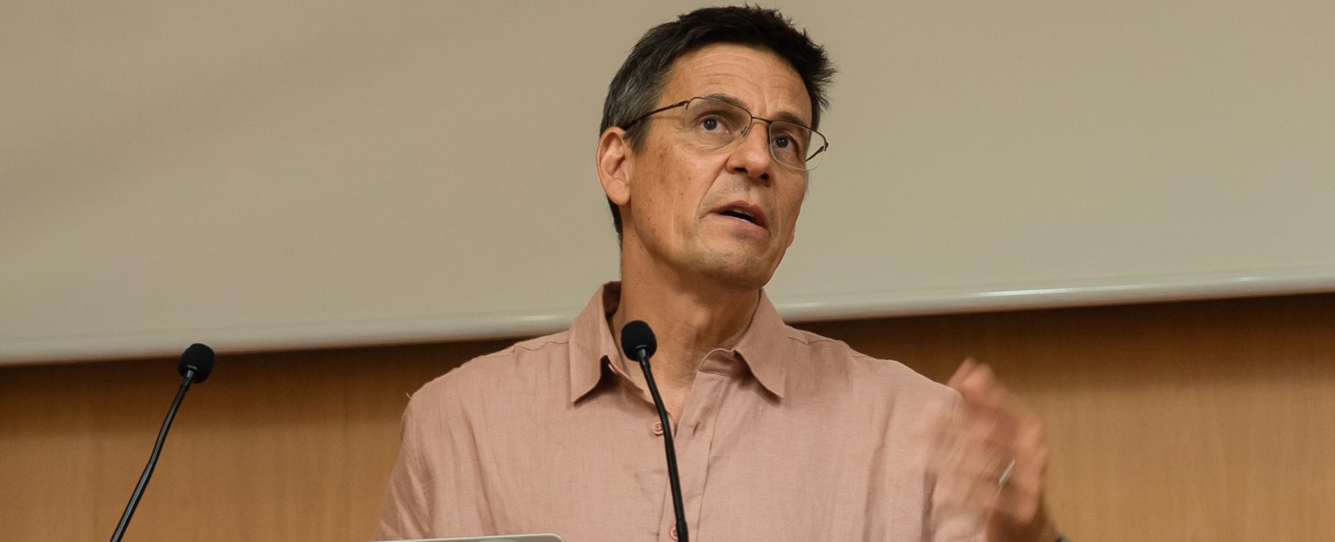 Didier Queloz durante su conferencia en el Aula del IAC Didier Queloz durante su conferencia en el Aula del IAC