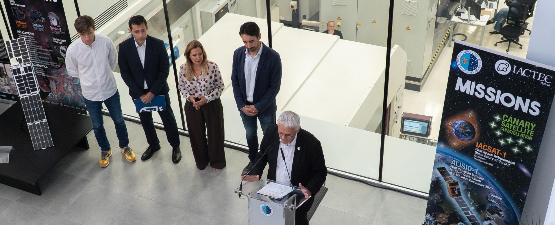 Momento de la rueda de prensa celebrada en el edificio IACTEC en el que se aprecia una de sus salas de armado, integración y verificación (AIV) Momento de la rueda de prensa celebrada en el edificio IACTEC en el que se aprecia una de sus salas de armado, integración y verificación (AIV)
