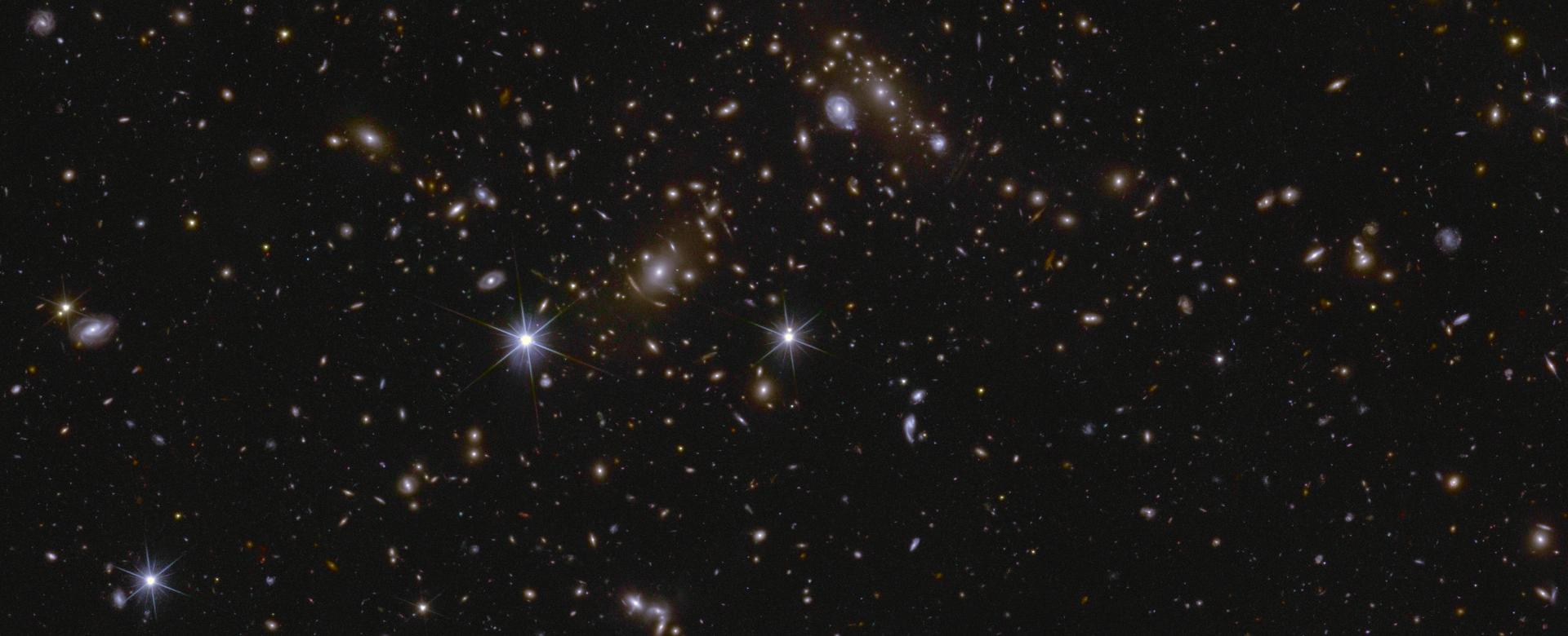 Imagen de una zona del Campo Profundo Sur de Euclid donde se aprecian varios cúmulos galácticos enormes, así como luz intracúmulo y lentes gravitacionales Imagen de una zona del Campo Profundo Sur de Euclid donde se aprecian varios cúmulos galácticos enormes, así como luz intracúmulo y lentes gravitacionales