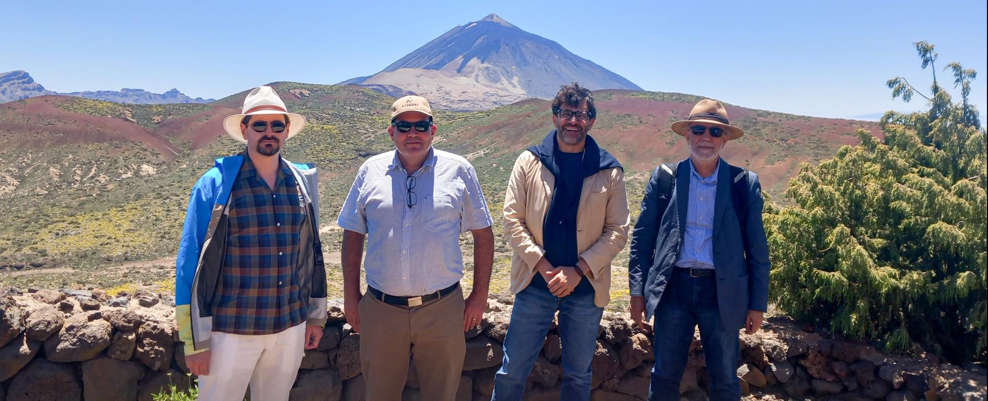 Miembros del comité internacional que evaluó el Preliminary Design Review (PDR) del experimento DALI durante su visita a un posible emplazamiento del futuro detector a gran escala en el Observatorio del Teide.  De izquierda a derecha: Gray Rybka (University of Washington), Michael Tobar (University of Western Australia), Claudio Gatti (INFN Frascati) y Yannis Semertzidis (Brookhaven National Laboratory).