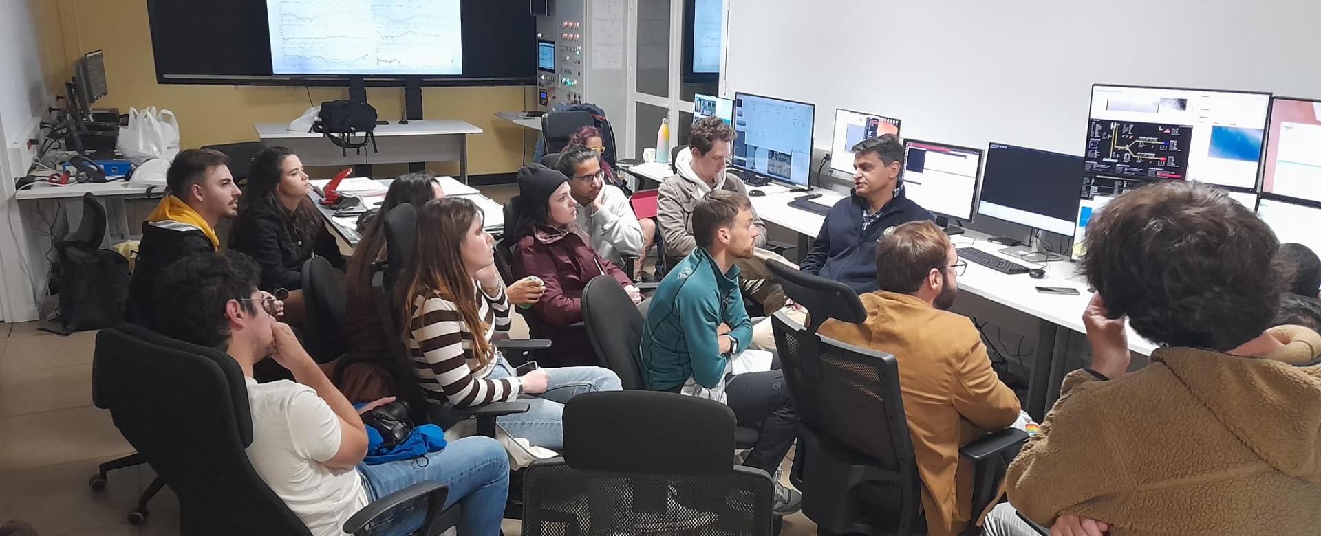 Participants in the practical training of the EDUCADO project in the control room of the William Herschel Telescope (WHT) at the Roque de los Muchachos Observatory (La Palma). Participants in the practical training of the EDUCADO project in the control room of the William Herschel Telescope (WHT) at the Roque de los Muchachos Observatory (La Palma).
