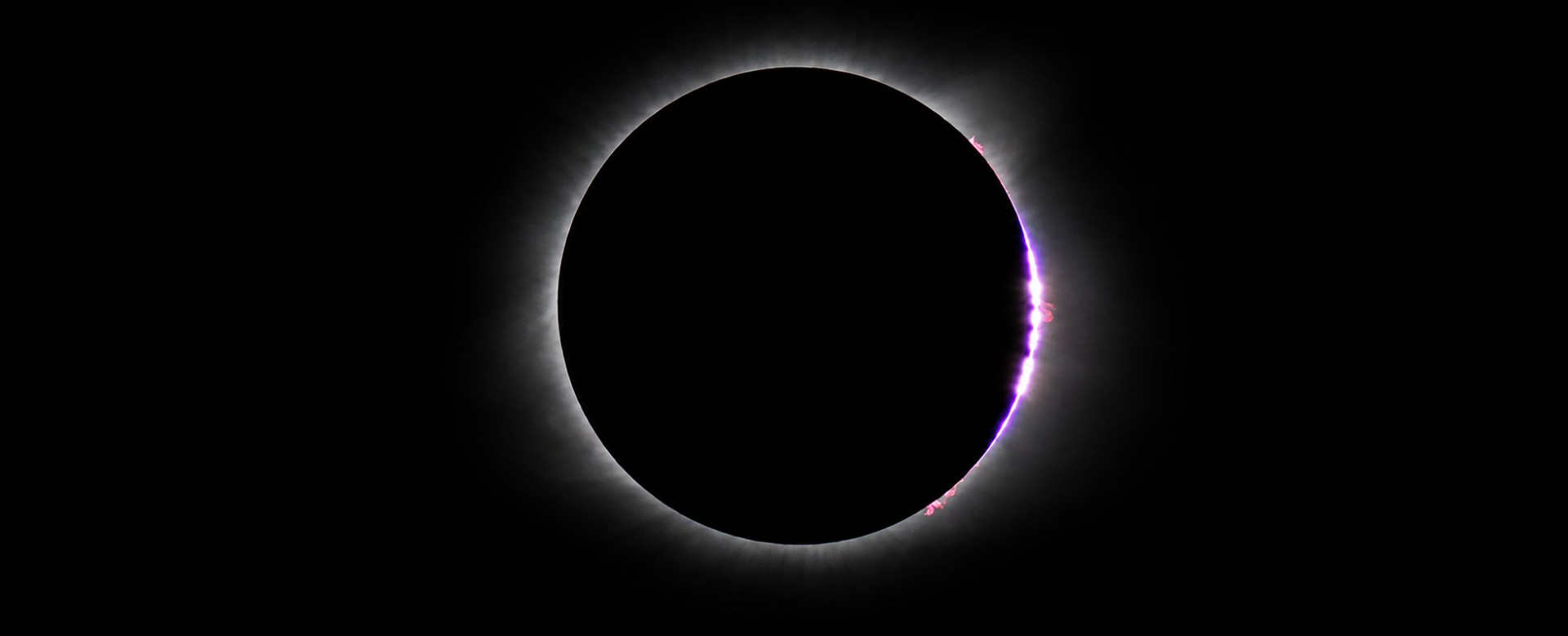 Perlas de Baily durante un eclipse total de Sol. El 12 de agosto, desde Canarias el eclipse será parcial, con cerca del 70 % del Sol oculto