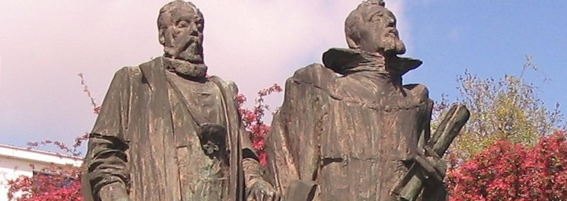 Monumento a Tycho Brahe y Johannes Kepler en Praga (República Checa)