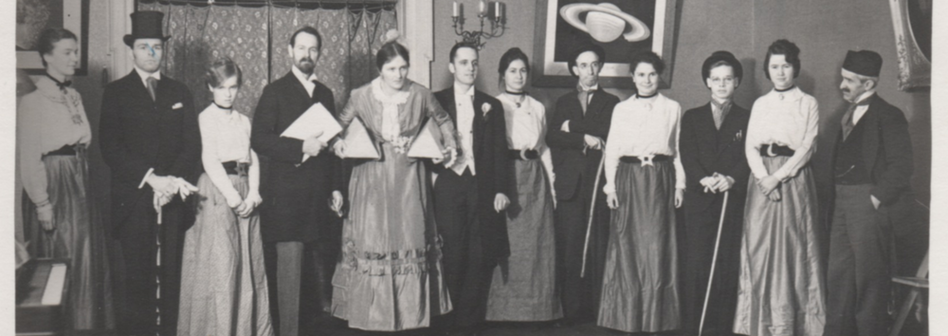 Henrietta, la sexta comenzando por la derecha, durante un representación teatral con sus compañeros y compañeras del Observatorio de Harvard en 1929. Crédito: Harvard College Observatory (HCO).