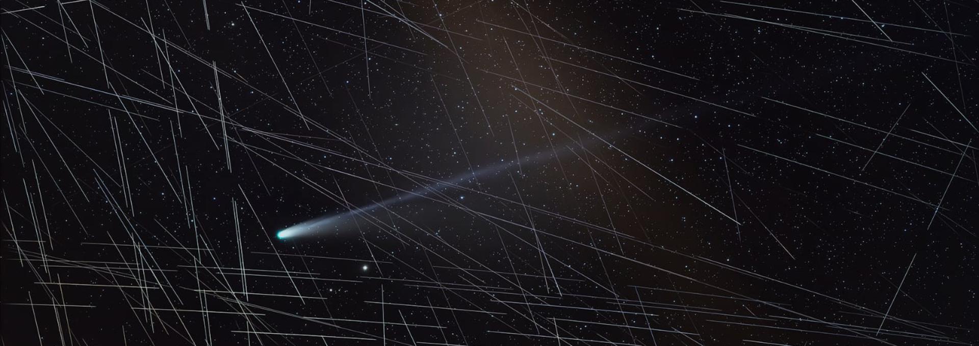 Imagen del cometa C/2025 A6 (Lemmon) en la que se han dejado sobrepuestas las trazas de los satélites