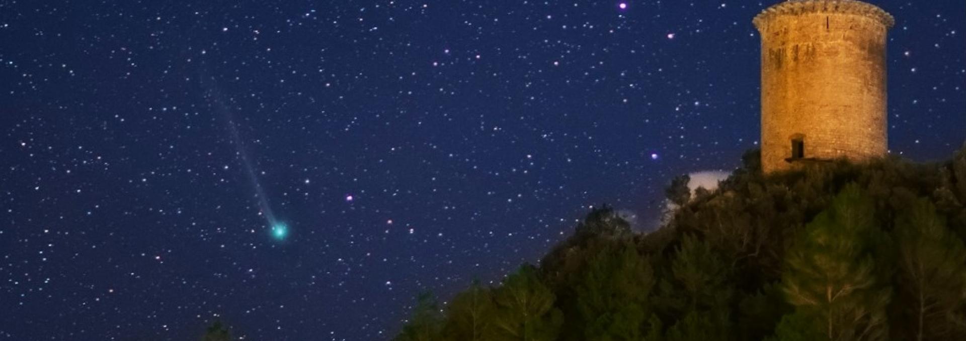 Figura 1: Cometa Lovejoy (c/2014 Q2) en el cielo, cerca de una torre medieval de observación (siglo XII) en el pueblecito de Sant Llorenç de la Muga (Girona, España). Foto tomada el 29 de diciembre de 2014 con un pequeño teleobjetivo y cámara Canon 5D-MIII. Autor: Juan Carlos Casado @ tierrayestrellas.com