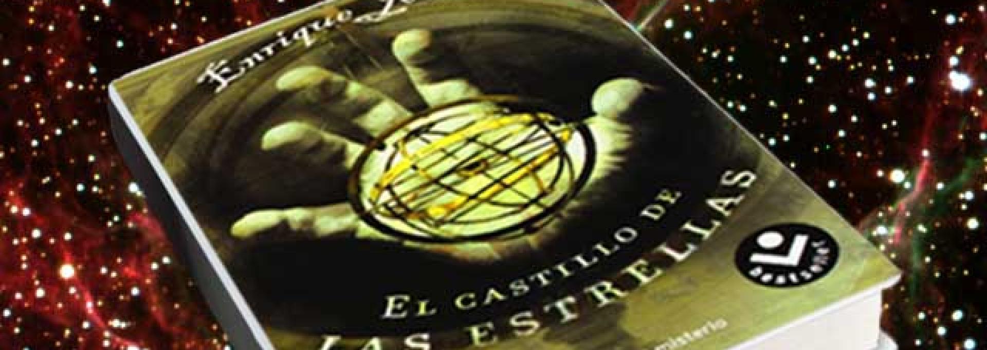 Montaje artístico con la portada del libro “El Castillo de las Estrellas”, escrito por Enrique Joven (IAC) y editado por Roca Editorial, sobre una imagen astronómica –Triángulo de Pickering, zona central del remanente de supernova conocida como nebulosa del Velo o NGC 6979- obtenida por Luis Chinarro (IAC), con el telescopio IAC-80, en el Observatorio del Teide. La cámara CCD utilizada para ello (“Camelot”) fue curiosamente instalada por el autor en el año 2004.