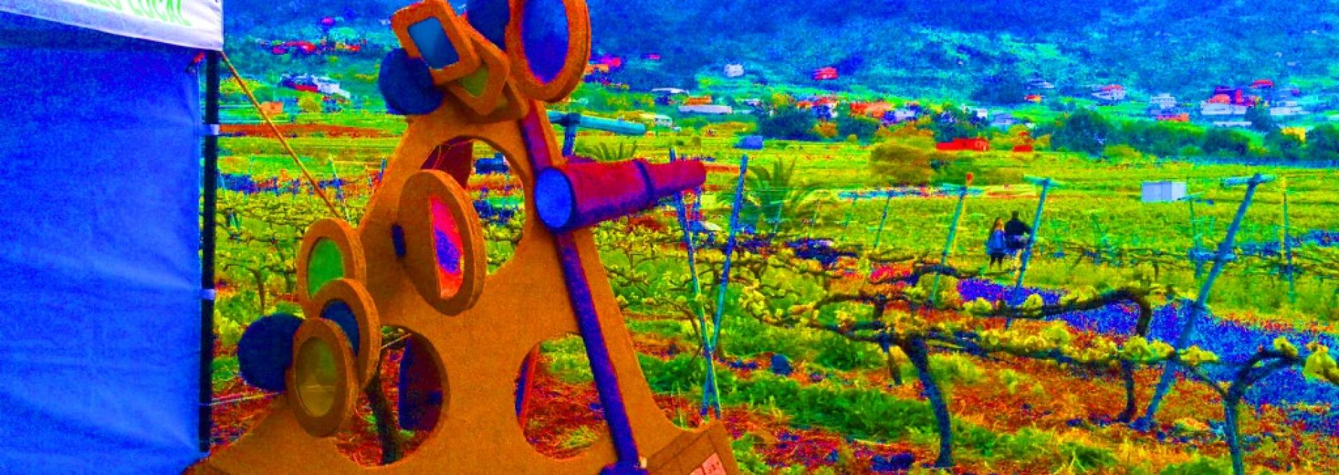 Imagen artística de la figura de un sextante junto a la carpa de la Agencia de Desarrollo Local, en la finca SAT San Gonzalo de Tegueste . Al fondo, los viñedos de Tegueste. Foto: IAC.