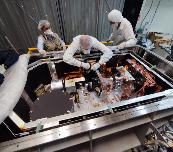 Integration of the scientific detector into the FRIDA instrument. Credit: Enol M.