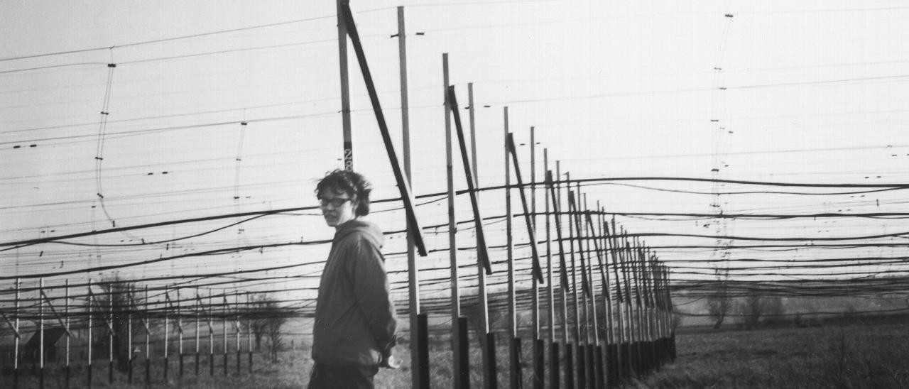 Jocelyn Bell Burnell junto al radiotelescopio que construyó. Cortesía de Martin Burnell