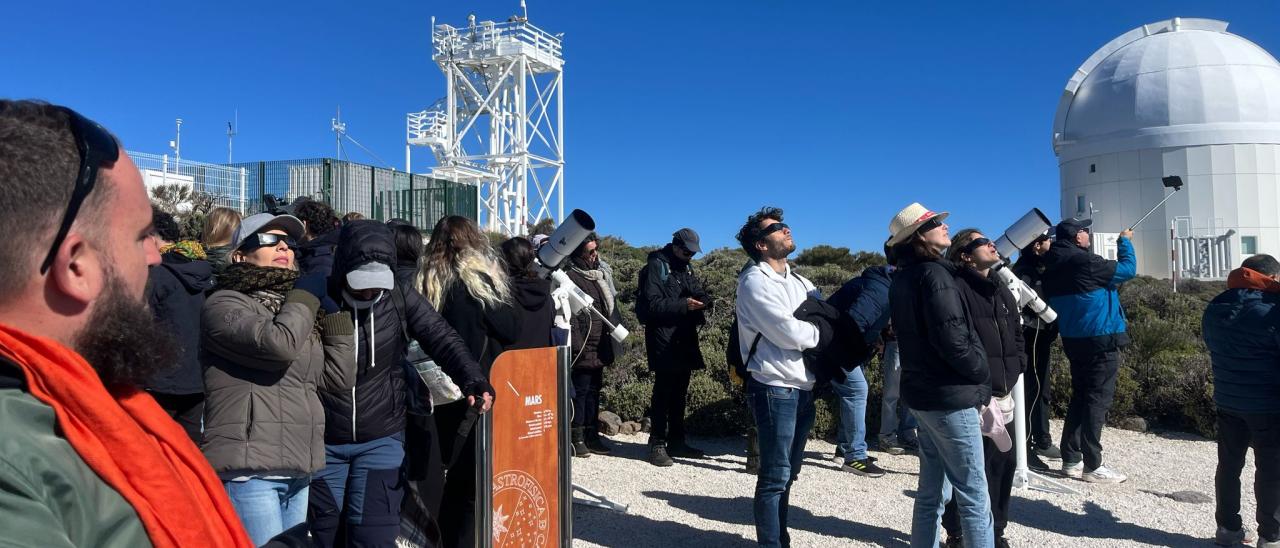 Observación con telescopios solares de divulgación del eclipse parcial de Sol del 29 de marzo de 2025 desde el Observatorio del Teide (Tenerife)