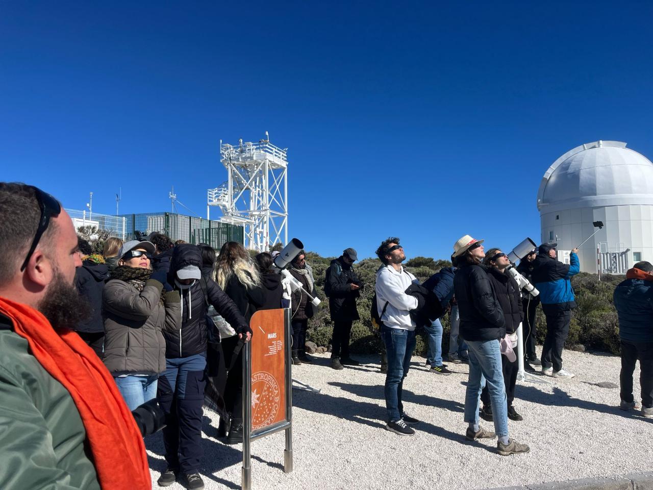 Observación con telescopios solares de divulgación del eclipse parcial de Sol del 29 de marzo de 2025 desde el Observatorio del Teide (Tenerife)