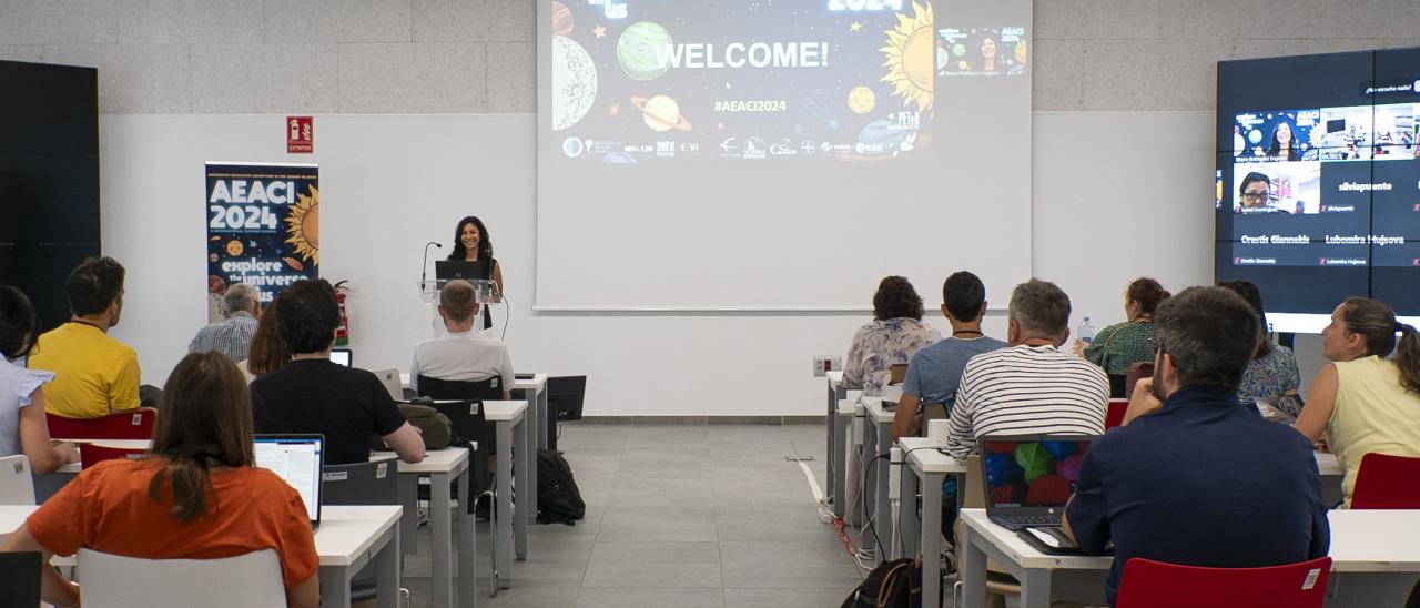 Nayra Rodríguez Eugenio, director of the AEACI, welcomes the participants of the school