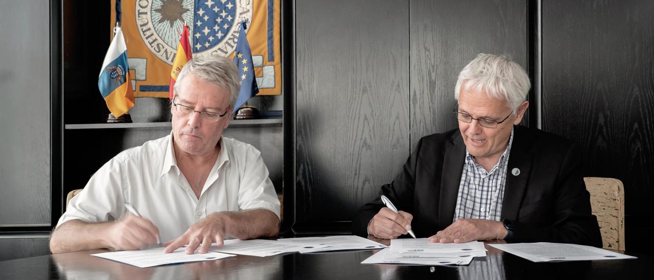 The representing of EST-FC, Arturo Collados and the director of the IAC, Valentín Martínez Pillet / Inés Bonet (IAC)