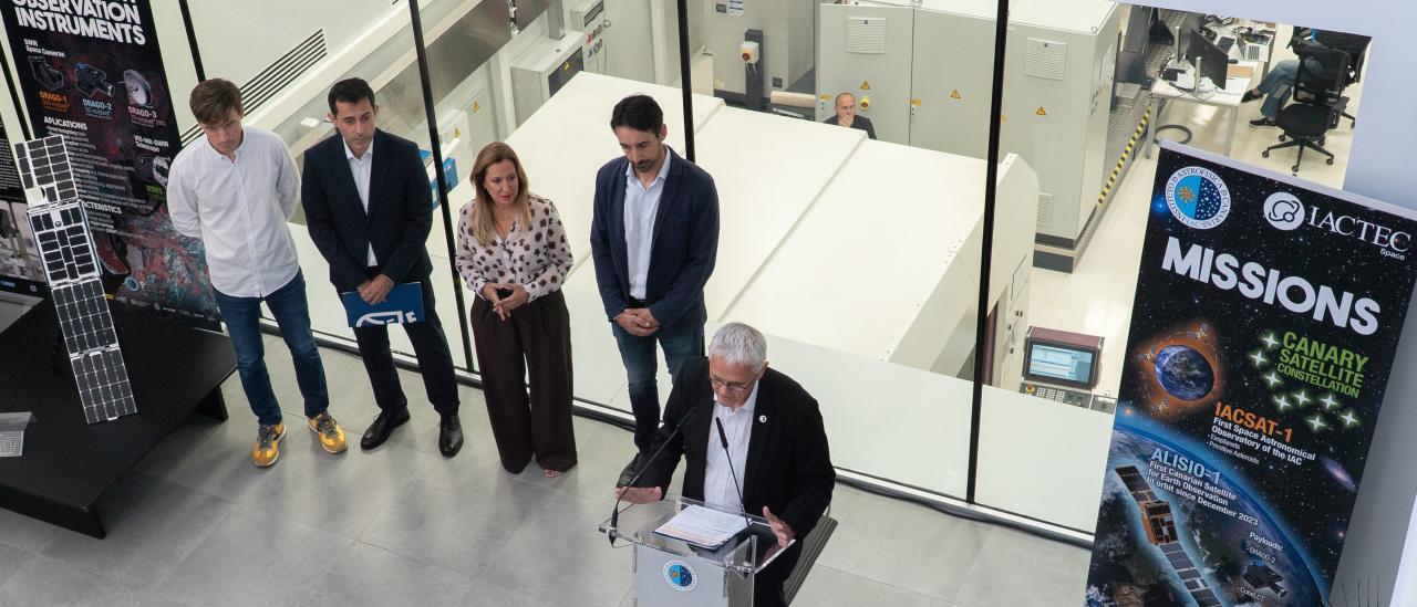 Momento de la rueda de prensa celebrada en el edificio IACTEC en el que se aprecia una de sus salas de armado, integración y verificación (AIV)
