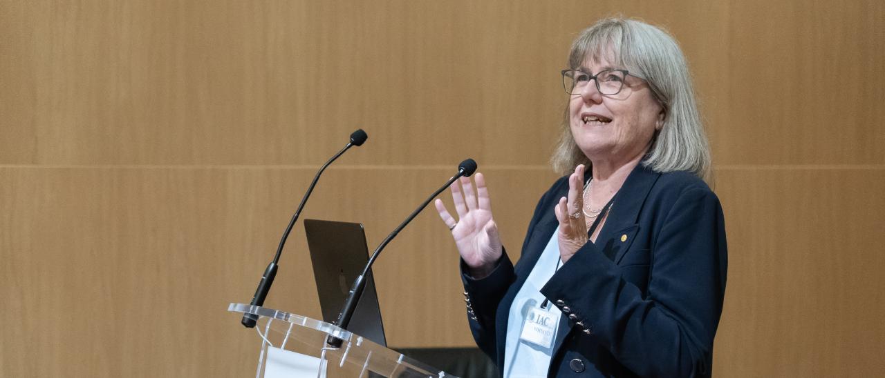 Donna Strickland, Premio Nobel de Física 2018, durante la charla realizada en el Aula del IAC