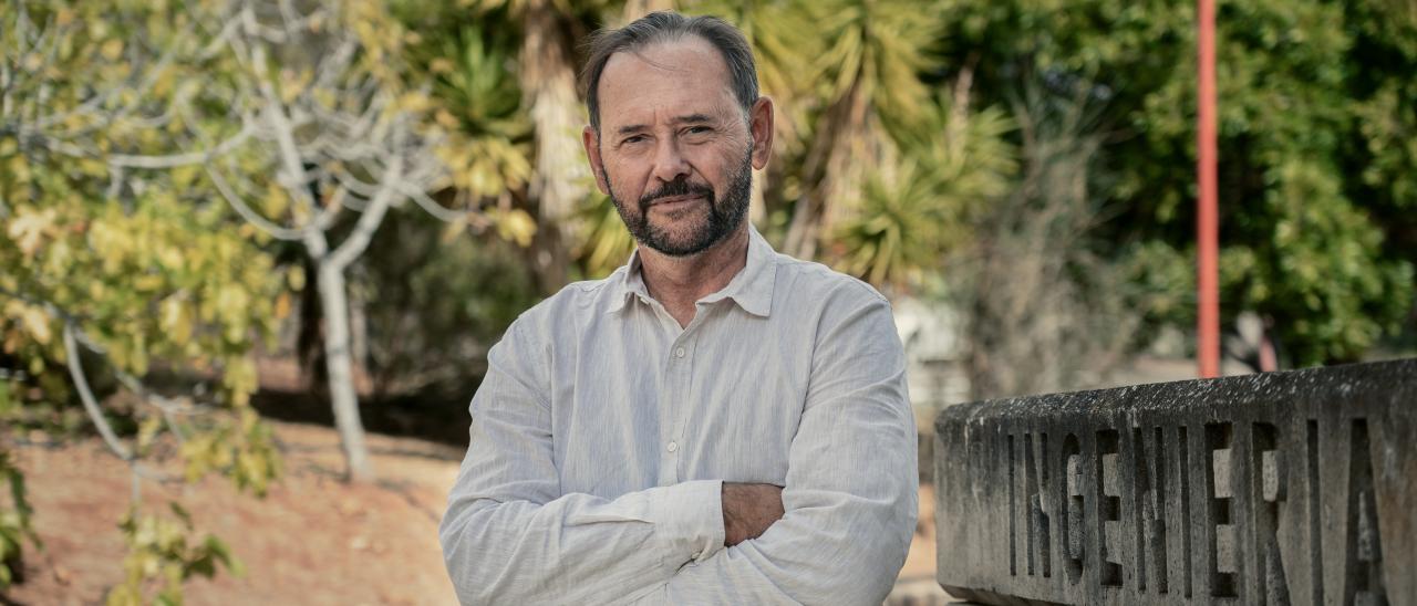 Eduardo L. Martín Guerrero de Escalante en el exterior de la sede central del Instituto de Astrofísica de Canarias (IAC)