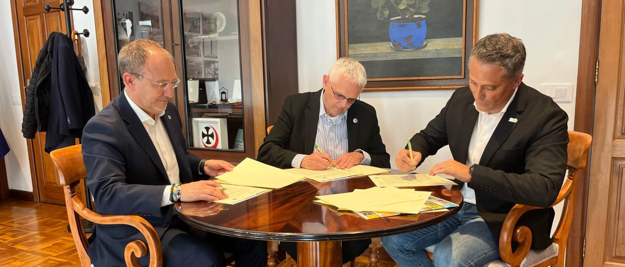 (From left to right) The president of the Cabildo de La Palma, Sergio Rodríguez; the director of the IAC, Valentín Martínez Pillet; and the executive director of the La Palma Biosphere Reserve, Alfonso Montes de Oca, during the signing of the protocol