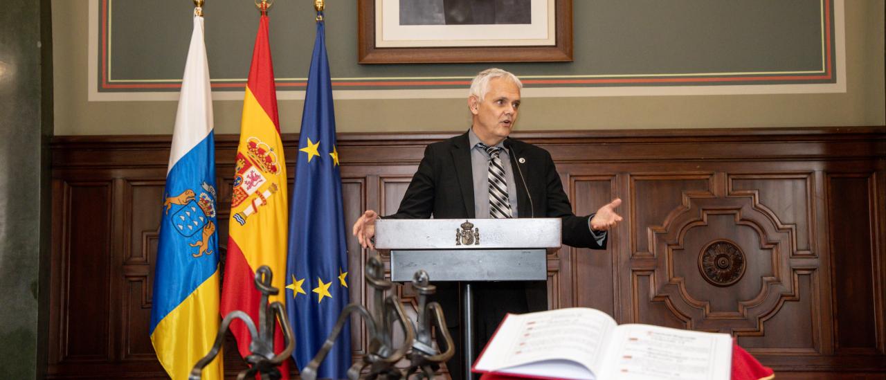 El director del IAC, Valentín Martínez Pillet, en la recepción del reconocimiento en Delegación del Gobierno 