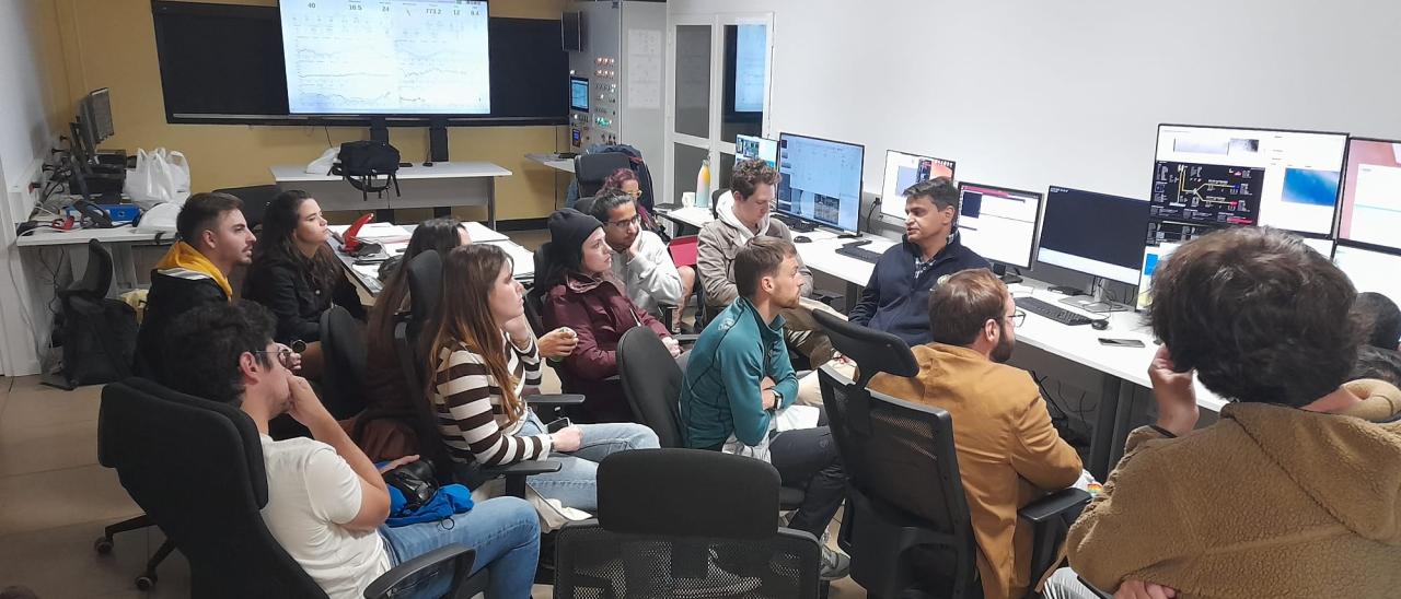 Participants in the practical training of the EDUCADO project in the control room of the William Herschel Telescope (WHT) at the Roque de los Muchachos Observatory (La Palma).