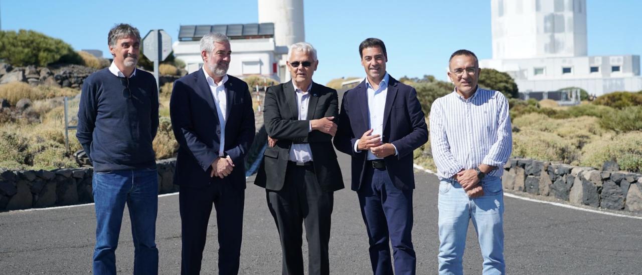 (De izq. a der.) Íñigo Arregui investigador vasco del IAC, Fernando Clavijo, presidente de Canarias, Valentín Martínez, director del IAC, Imanol Pradares, lehendakari del Gobierno Vasco, y Emilio García, responsable de los Observatorios de Canarias