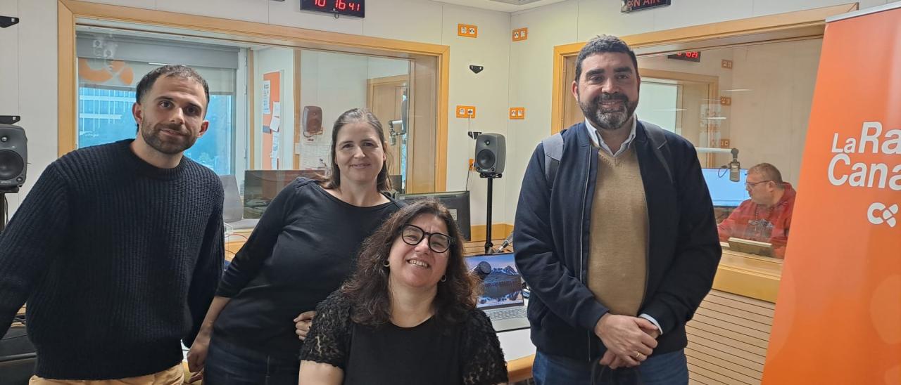 La presentadora Verónica Martín junto a los colaboradores e invitados del programa ‘Soñando Estrellas’. En esta edición participaron Enrique Pérez (IAA-CSIC), impulsor del proyecto Astroaccesible; la astrofísica divulgadora Alejandra Goded, responsable de la sección ‘Mirando al cielo’; y el doctorando del IAC Luis Barrios, protagonista del espacio ‘Del cielo a la tesis’.