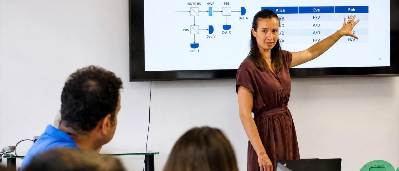 Hannah Thiel explica conceptos de comunicaciones cuánticas durante un curso del proyecto CELESTE en el IAC.