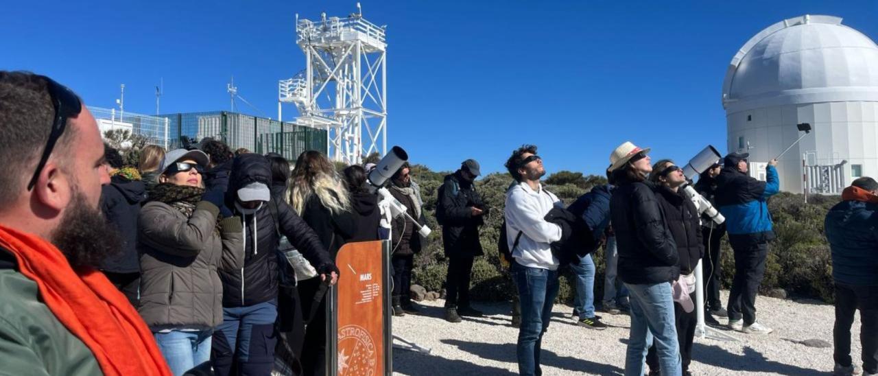 Observación con telescopios solares de divulgación del eclipse parcial de Sol del 29 de marzo de 2025 desde el Observatorio del Teide (Tenerife)
