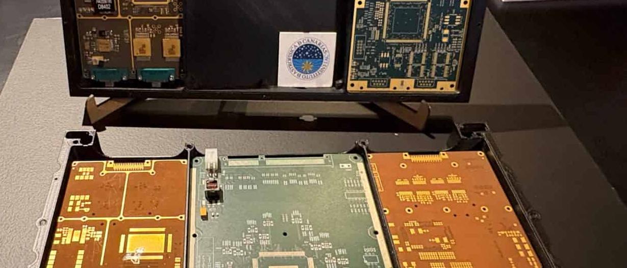 Tarjeta electrónica desarrollada por el IAC para la misión PLATO expuesta junto a otros componentes tecnológicos en la muestra ‘En busca de nuevas Tierras’.