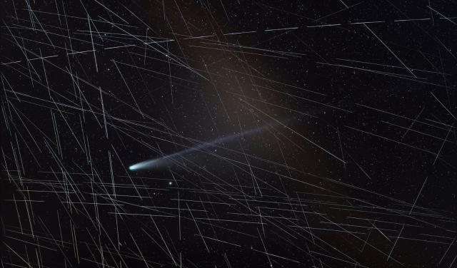 Imagen del cometa C/2025 A6 (Lemmon) en la que se han dejado sobrepuestas las trazas de los satélites