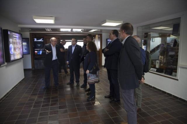 Cuatro senadores visitan el IAC