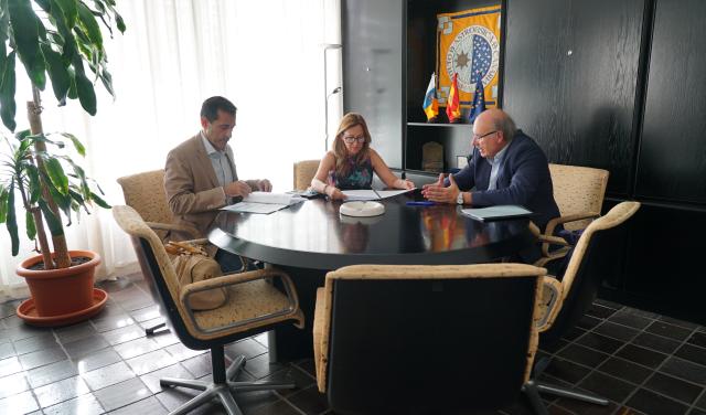 Juan José Martínez y Rosa Dávila reunidos en el despacho de Rafael Rebolo