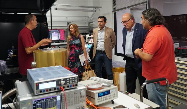 Rosa Dávila y Juan José Martínez visitan el área de electrónica del IAC
