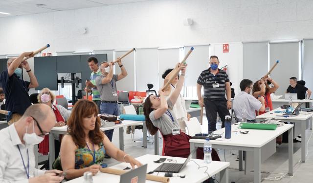 Participantes del curso AEACI 2022 durante un taller