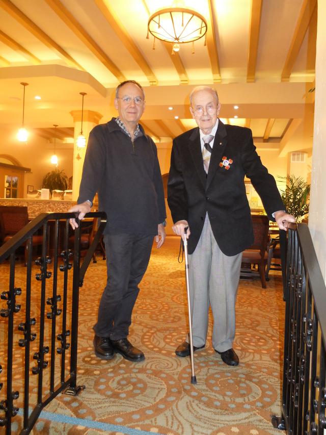 Guido Münch con la Medalla de la Gran Cruz de Alfonso X el Sabio, junto al astrofísico Antonio Mampaso. 