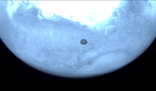 Imagen de Deimos con Marte detrás, obtenidas por el instrumento HyperScout-H de la misión Hera