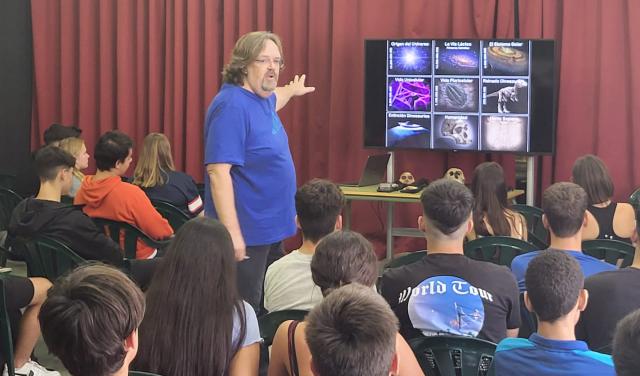 El astrofísico Alfred Rosenberg durante su charla en el IES Las Galletas - Ferias de la Ciencia 2022