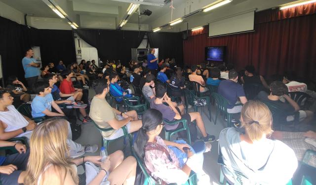 El astrofísico Alfred Rosenberg González (IAC) durante su charla en el IES Las Galletas, en la semana de las Ferias de la Ciencia 2022
