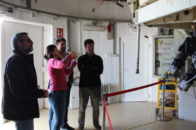 El administrador del Observatorio del Teide, la subdirectora del IAC, el alcalde de Güímar y el responsable Asuntos Económicos y Jurídicos de IACTEC en la cúpula del telescopio Carlos Sánchez
