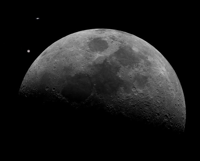 Composición de la conjunción de Júpiter y Saturno con la Luna. Crédito: Daniel López y Alfred Rosenberg/IAC Composición de la conjunción de Júpiter y Saturno con la Luna. Crédito: Daniel López y Alfred Rosenberg/IAC