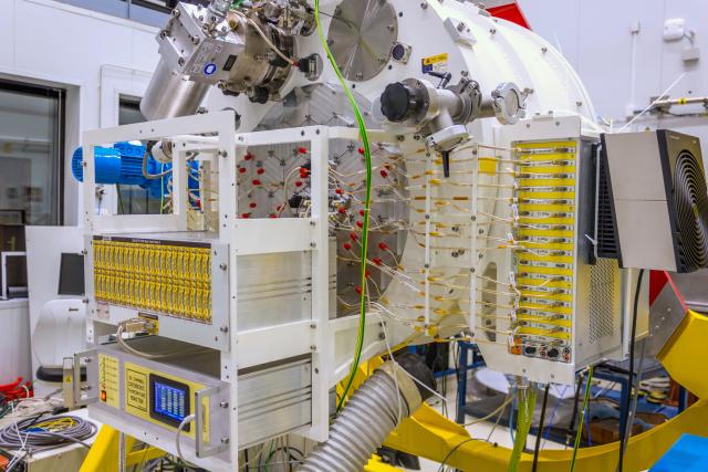 Vista de una parte del equipamiento electrónico del proyecto QUIJOTE