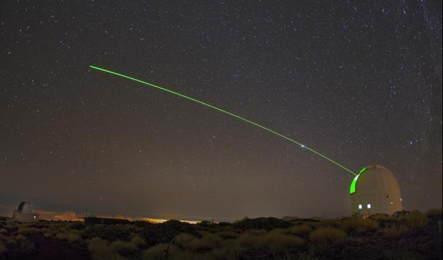 El láser de la Optical Ground Station en el Observatorio del Teide